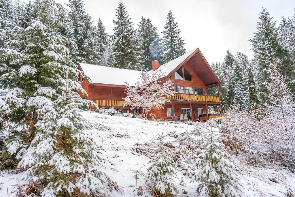 Cozy mountain cabin accommodation with scenic views
