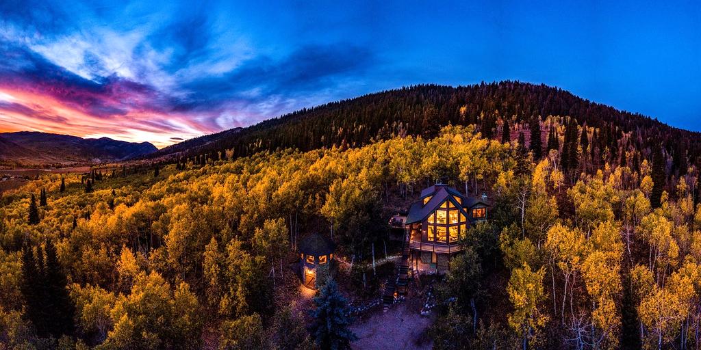 Traveler Anna enjoying her mountain cabin stay